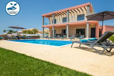 Image de New Villa W/ Private Heatable Pool, 2 Jacuzzis, Games Room And Sea View