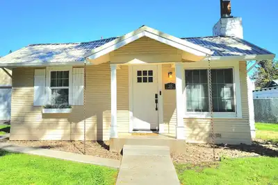 Image de Cozy CdA Cottage with hot tub! Walk to downtown and lake.