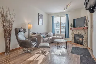 Image de 2 bedroom/2 bathroom ground-level, newly renovated, corner condo at Creekside