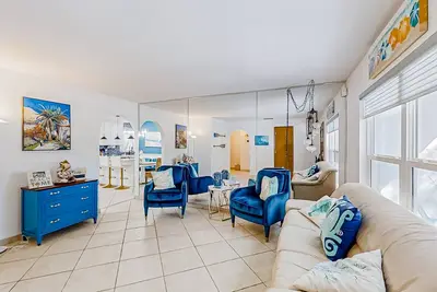 Image de Private dog-friendly acreage with enclosed pool, board games, & great location