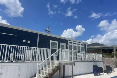 Image de 2/2 Waterfront home with pool and docking for a vessel.