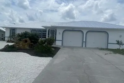Image de Paradise Found: 3/2 Home with Pool, Canal Access, and Pet-Friendly Amenities