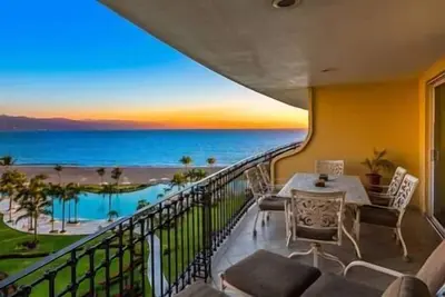 Image de Beach Front-Ocean Views-Marina Luxury Condo-Bvg