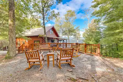 Image de Cozy Cherry Log Cabin w/ Hot Tub & Mountain Views!