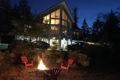 Image de Spectacular mountain views, minutes to Ferry, Gibsons, Beach and hiking trails