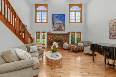 Image de Sleeps 10! Large Log Cabin - 4br\/4Baths, Game Room, Close to Downtown Avl\/Wavl