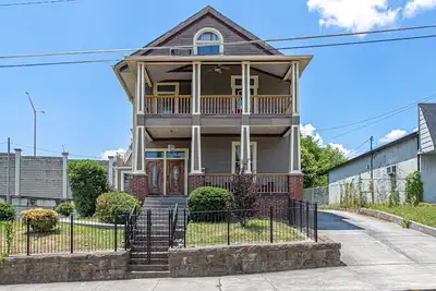 Image de Big Orange Retreat: City Views, Game Room, Near Downtown