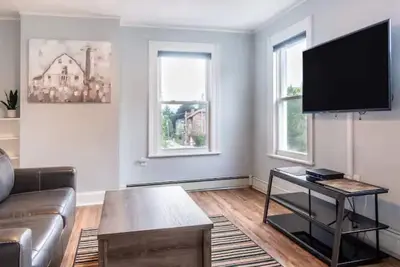 Image de Simple Modern Elegance with Hudson Valley Mountains backdrop, 3rd Fl