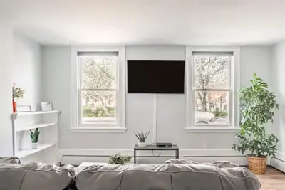 Image de Modern and Bright with office+ walk to nearby Waterfront, 1st Fl.