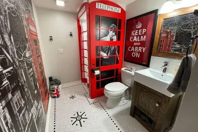 Image de Abbey Road Studio Green Bay: Beatles, Lambeau Field, Board Games, & Books!