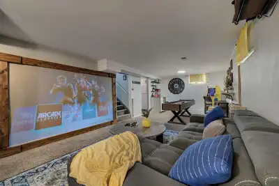 Image de Cozy Downtown Retreat: Hot Tub, Theater, Shuffleboard, Mini Golf, Games, Dogs Ok