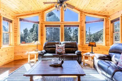 Image de New! Bearadise ~ Spacious Log Cabin ~ Lake Getaway
