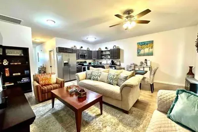 Image de Spacious Townhouse minutes from Shopping and Base
