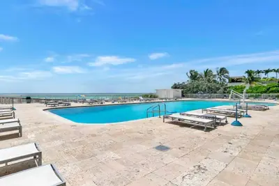 Image de Entire condo unit located beachfront in beautiful Sunny Isles Beach.