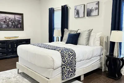 Image de Modern Downtown Retreat with spacious Rooms near Benz Stadium