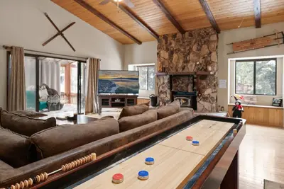 Image de Butter Bear Lodge - Fox Farm, Hot Tub, Shuffleboard, Fenced Yard