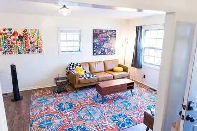 Image de Artsy, quiet street 3 bedroom home in Fayetteville with a whimsical touch.