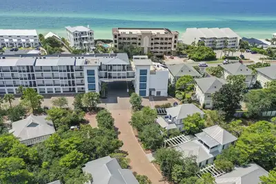 Image de Newly Renovated! Steps to Public & Private Beaches. Pool. Bikes. Beach Gear!
