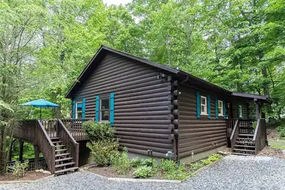 Image de Cabin w/ Hot Tub, Ev Charger, Cent A/C mins to Ski Resort & Trails, Paved Rd