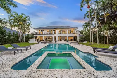 Image de Brand New Waterfront Mansion with Pool, Jacuzzi and Dock.