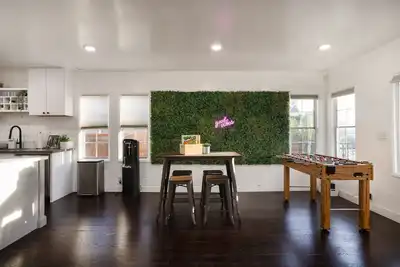 Image de Chic 3br\/2ba Oasis + PacMan & Foosball - Sleeps 8 - Minutes to Lax + Beach +SoFi