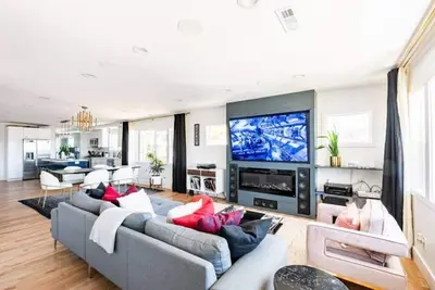 Image de Exquisite 3-bedroom home with hot tub & firepit