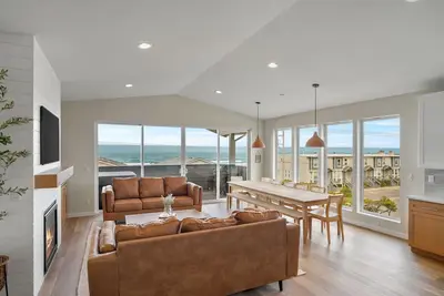 Image de Brand New Lavish Townhome Duplex w 2 Private Hot Tubs & 2 Saunas