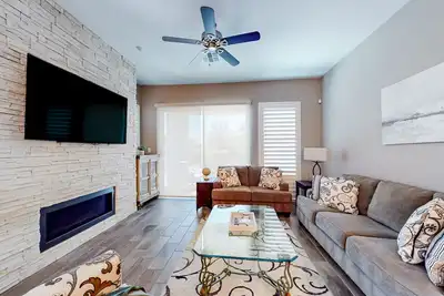 Image de Beautiful desert home near trailheads with yard, grill, and mtn views - dogs ok