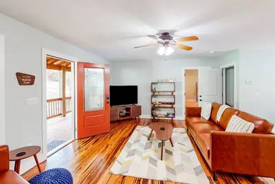 Image de Scenic retreat with private hot tub, fenced yard, fire table, & furnished porch