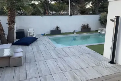 Image de Villa 400 metres plage piscine jacuzzi  500 metres centre ville  piste cyclable