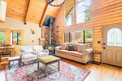 Image de New! Bearadise ~ Peaceful Pinegrove Chalet