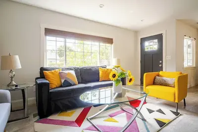Image de The cozy retreat is strategically located for easy access to your adventures.