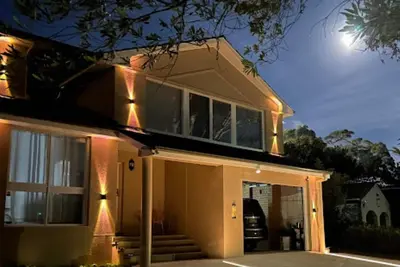 Image de Golden Swan Pool and Spa Smart Home with game room