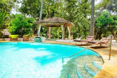 Image de African funhouse:  3bedroom villa with a creek view, pool, jacuzzi & lot more. . .