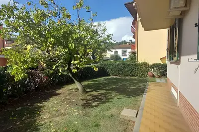 Image de Appartamento Luminoso con Giardino e Barbecue in Zona Tranquilla
