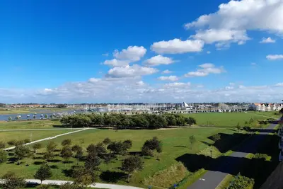 Image de Newport Island avec vue à 160° sur la mer, le chenal et le port de plaisance.