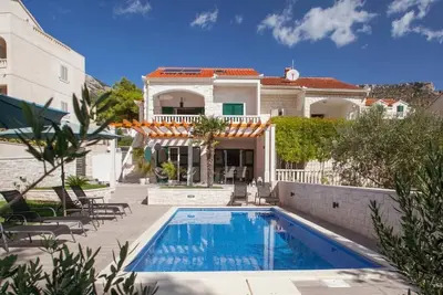 Image de 3 Lovelyvillas- Beautiful 3 bedroom/2 bathroom apartment in a villa with pool