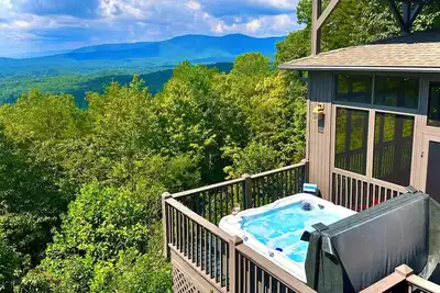Above The Clouds: Epic Views-Hot Tub-Luxe Stay-Top Location-Book Now!