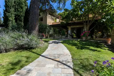 Image de Privatisation d'un mas typiquement provençale avec 20 chambre, piscine et tennis
