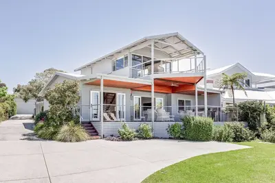 Image de Gorgeous 2 Storey Beach House Situated In Desirable Old Dunsborough