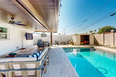 Image de Cheerful desert home with an enclosed yard, pool, and al fresco dining - dogs ok