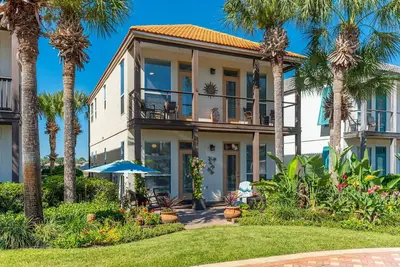 Image de \"Seaside Bliss: Waterfront Villa Just Steps from the Beach\"