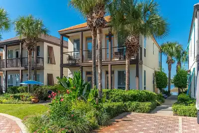 Image de \"Seaside Bliss: Waterfront Villa Just Steps from the Beach\"