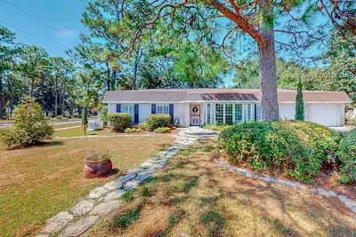 Image de Parkside home with large yard, fireplace, sunroom, & W/D - near beach/downtown