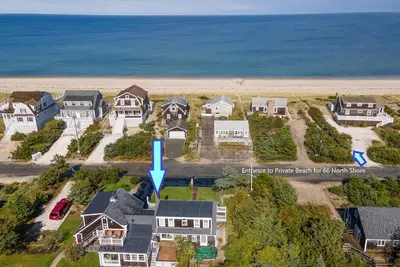 Image de 66 North Shore Blvd - Pet-Friendly 4br, Steps to Private Beach, Water Views