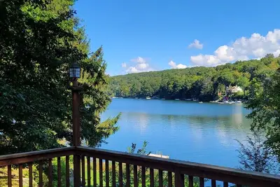 Image de Spectacular Lake front house