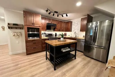 Image de Modern 2 Br Centrally Located!