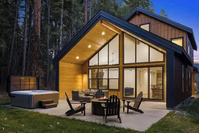 Image de Soak, Sizzle, Unwind | Forest Hot Tub+Firepit+Bbq
