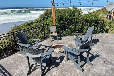 Image de Luxury beachfront property with amazing views, hot tub and steps to the beach.