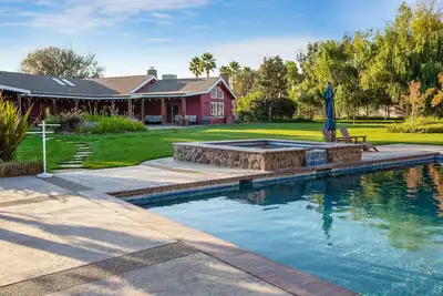 Image de Huge ranch house with pool on 10 acres with vineyards!